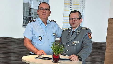 Hptm Schwade tauscht sich regelmäßig mit den Verantwortlichen im DBwV aus, um Informationen zu erhalten und aktuelle Herausforderungen mitzuteilen. Foto: DBwV/Schlobohm
