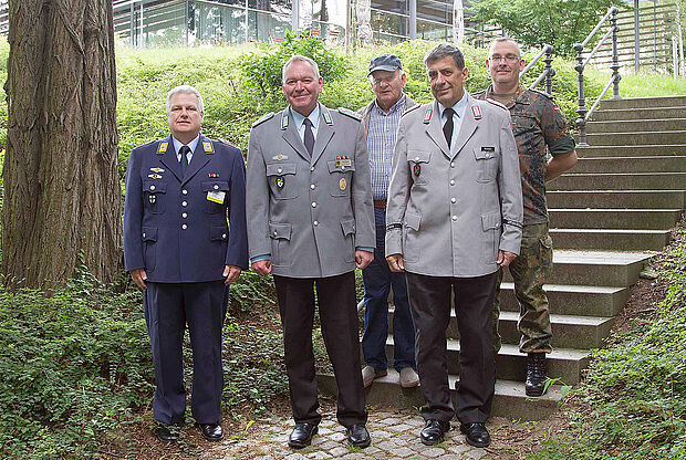 Begrüßung des Landesvorsitzenden am StO Dresden (v.l.) OStFw Mietz, TruKa LKdo SN, Hptm a.D. Köpsel, OTL a.D. Thamke, KERH Dresden, OTL Bliefert, StoKa Dresden, OTL Oesterhaus, TruKa OSH. (Foto: Schöne/OSH-FMZ)