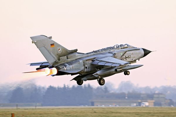 Die Bundeswehr beteiligt sich unter anderem mit Tornados am Kampf gegen den IS. Die Mission wird jetzt auf den Zentralirak ausgeweitet Bundeswehr/Stefan Petersen