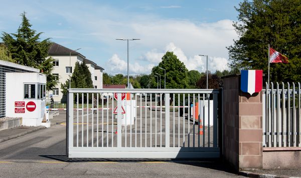 Der Fall des mutmaßlich rechtsextremen Franco A., der in dieser Kaserne in Illkirch stationiert war, brachte die Diskussion über Tradition in der Bundeswehr ins Rollen Foto: dpa