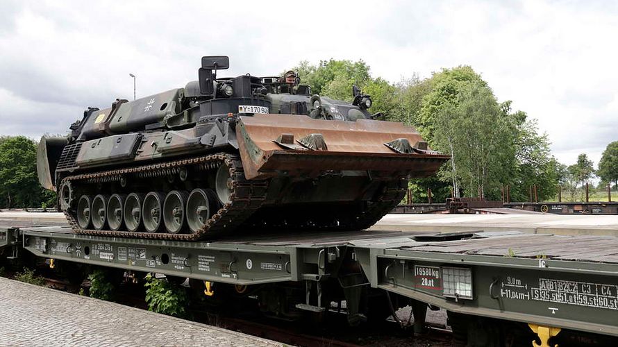 Per Eisenbahntransport werden Gefechtsfahrzeuge aus zu den Verbänden der Panzergrenadierbrigade 37 nach Sachsen und Thüringen gebracht. Foto: Bundeswehr/Alexander Klebba