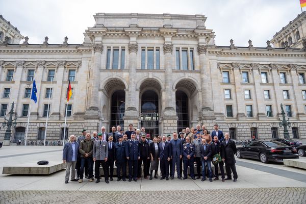 Einstimmig stimmte der Bundestag für den Veteranentag. Nach der Abstimmung trafen sich Verteidigungsminister Pistorius und Bundestagsabgeordnete mit Einsatzveteranen für ein Foto. Foto: DBwV/Yann Bombeke