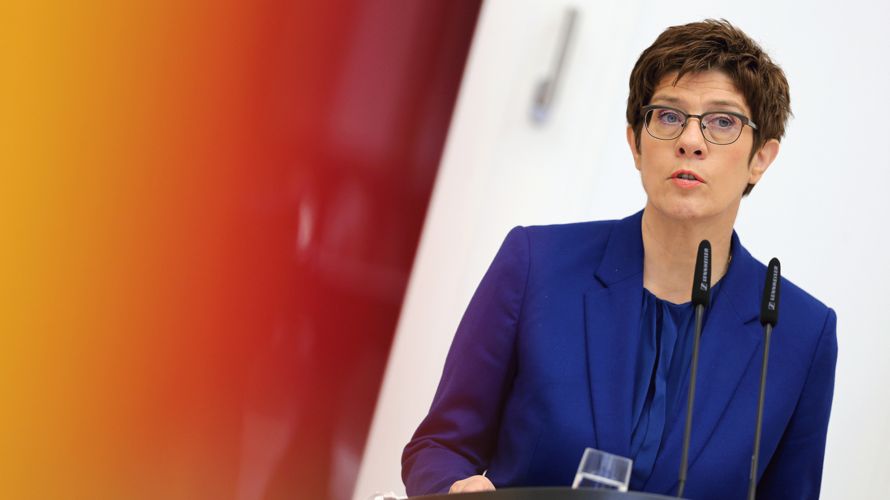 Verteidigungsministerin Annegret Kramp-Karrenbauer entschuldigte sich bei homosexuellen Angehörigen der Bundeswehr, die unter Diskriminierungen zu leiden hatten. Foto: Bundeswehr/Sebastian Wilke