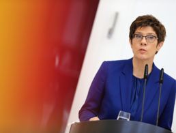 Verteidigungsministerin Annegret Kramp-Karrenbauer entschuldigte sich bei homosexuellen Angehörigen der Bundeswehr, die unter Diskriminierungen zu leiden hatten. Foto: Bundeswehr/Sebastian Wilke