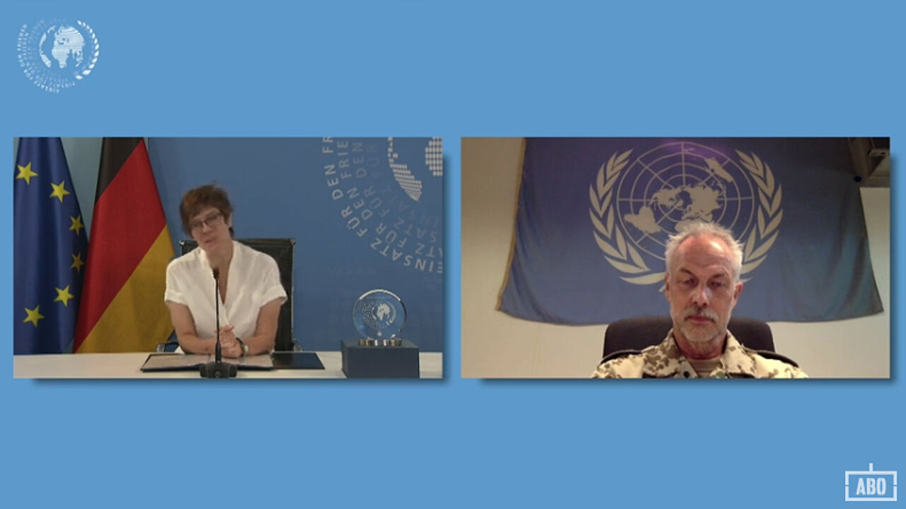 Virtuelle Ehrung: Verteidigungsministerin Annegret Kramp-Karrenbauer zeichnete Stabsbootsmann Michael Pantke für seinen Einsatz als Peacekeeper bei MINUSMA in Mali aus. Screenshot: DBwV