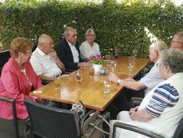 Bezirksvorsitzendem Matthias Schneider (3.v.l.) war das persönliche Gespräch mit den Mitgliedern der Kameradschaft wichtig. Foto: Klaus Willmes