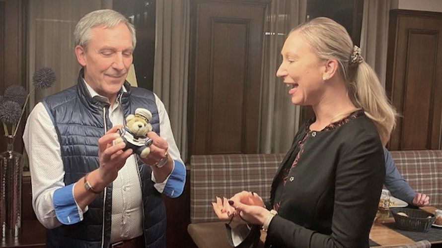 Landesvorsitzender Stabsfeldwebel a.D. Gerhard Stärk dankt der Hotelchefin Nadine Lobinger mit dem „Marineuniformträger“-Teddy mit Verbandsabzeichen. Foto: DBwV/Benno Spitzweg