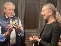 Landesvorsitzender Stabsfeldwebel a.D. Gerhard Stärk dankt der Hotelchefin Nadine Lobinger mit dem „Marineuniformträger“-Teddy mit Verbandsabzeichen. Foto: DBwV/Benno Spitzweg