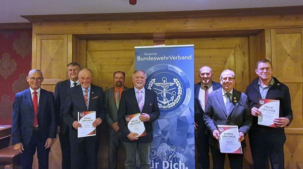 Vorsitzender Armin Rother (v.l.) mit Gästen, geehrten Mitgliedern und Mandatsträgern: Vorsitzender ERH Bernhard Hauber, Stabsfeldwebel a.D. Rainer Schwab, Bezirksvorsitzender Gerd Bopp, Hauptmann a.D. Erich Albert, Landesvorsitzender Oberstleutnant a.D. Josef Rauch, Stabsfeldwebel a.D. Eugen Attinger, Oberstabsfeldwebel a.D. Heinz Bürckert. Foto: Reinhold Wolpert.