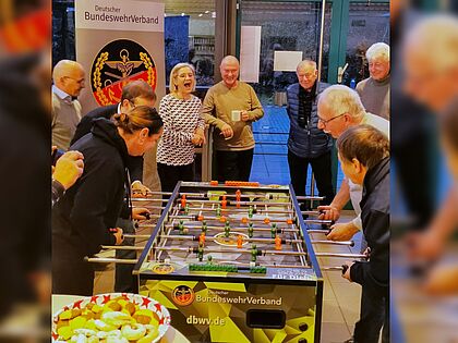 Viel Spaß hatten alle Beteiligten auf der Mitgliederversammlung der KERH Neckarzimmern bei der Einweihung des neuen „DBwV-Kickers“ im TCRH für alle übenden Blaulichtorganisationen und Soldaten. Fotos: K&J