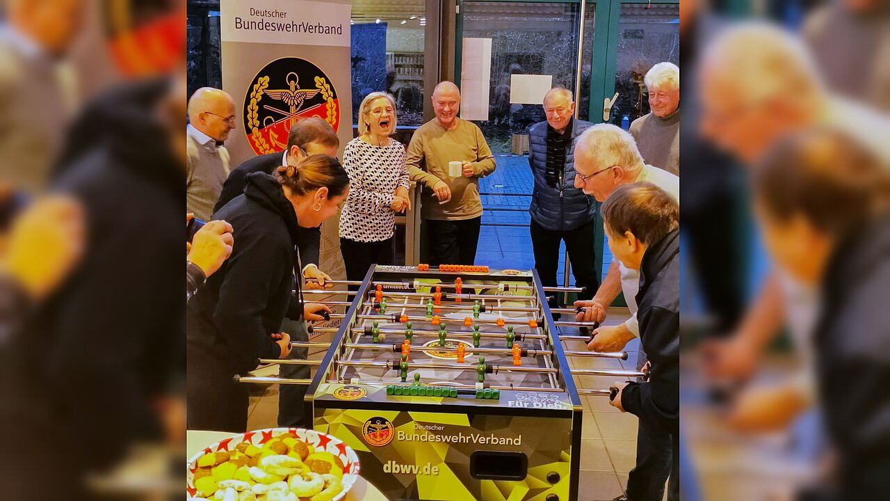 Viel Spaß hatten alle Beteiligten auf der Mitgliederversammlung der KERH Neckarzimmern bei der Einweihung des neuen „DBwV-Kickers“ im TCRH für alle übenden Blaulichtorganisationen und Soldaten. Fotos: K&J