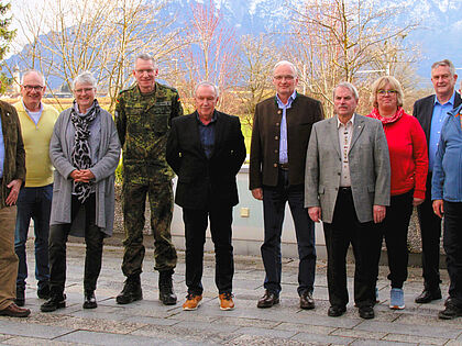 Mit dem neuen Vorsitzenden Oberstleutnant a.D. Markus Hartong (4.v.l.) und einem bewährten Vorstandsteam startet die Kameradschaft ERH Berchtesgadener Land in die Zukunft. Foto: Klaus Schwarzenberger
