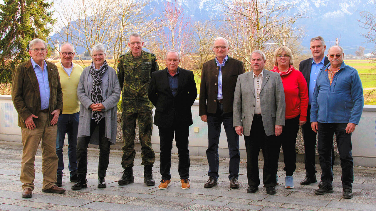 Mit dem neuen Vorsitzenden Oberstleutnant a.D. Markus Hartong (4.v.l.) und einem bewährten Vorstandsteam startet die Kameradschaft ERH Berchtesgadener Land in die Zukunft. Foto: Klaus Schwarzenberger
