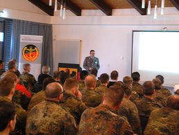 Vorsitzender SKB im DBwV, Stabsfeldwebel Thomas Schwappacher, stand den über 100 Mitgliedern in der Casinogesellschaft Bruchsal Rede und Antwort zur aktuellen Verbandsarbeit. Foto: DBwV/LV Süddeutschland