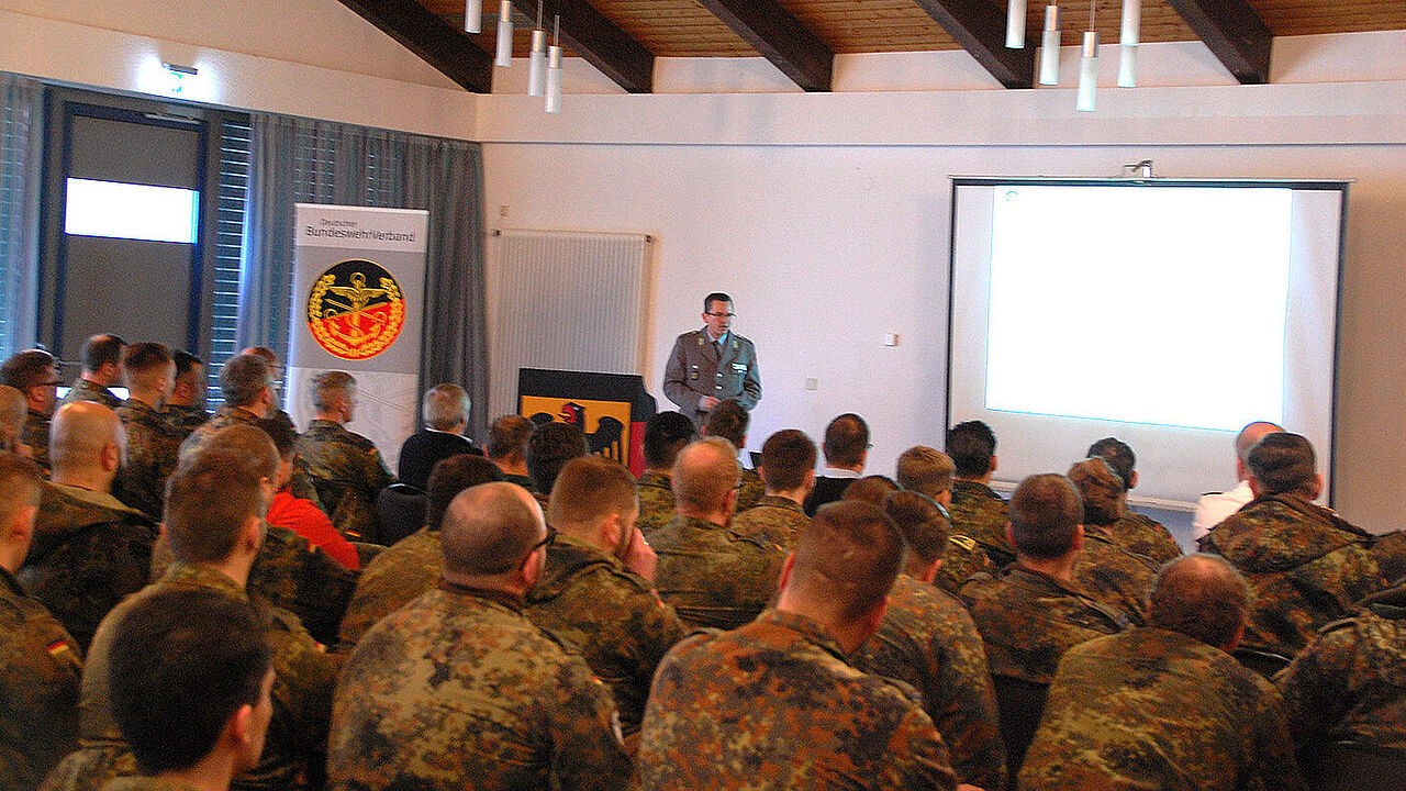 Vorsitzender SKB im DBwV, Stabsfeldwebel Thomas Schwappacher, stand den über 100 Mitgliedern in der Casinogesellschaft Bruchsal Rede und Antwort zur aktuellen Verbandsarbeit. Foto: DBwV/LV Süddeutschland