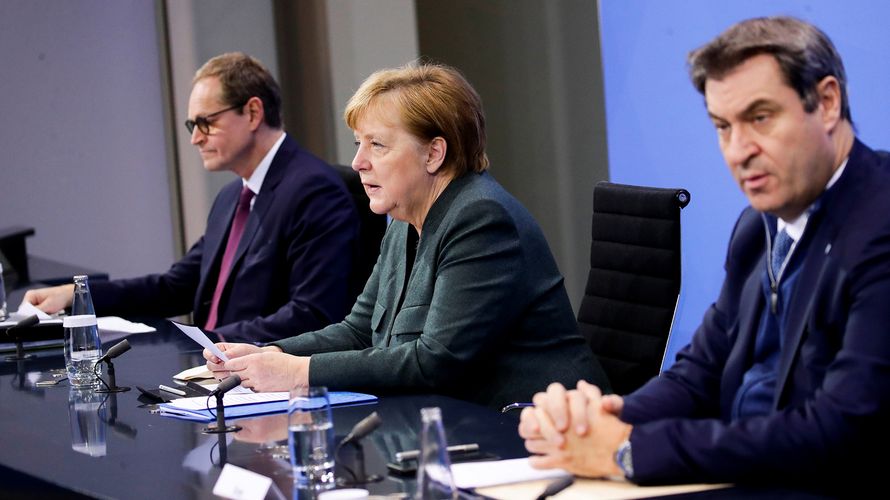 Bundeskanzlerin Angela Merkel, Berlins Regierender Bürgermeister Michael Müller (l.) und der CSU-Vorsitzende Markus Söder geben eine Pressekonferenz im Bundeskanzleramt zu den Ergebnissen der Bund-Länder-Beratungen. Der bis Ende Januar befristete Lockdown zur Eindämmung der Corona-Pandemie in Deutschland wird bis Mitte Februar verlängert. Foto: picture alliance/dpa/Reuters/Pool/Hannibal Hanschke