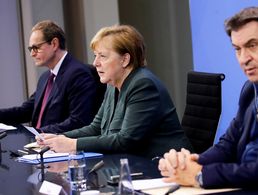 Bundeskanzlerin Angela Merkel, Berlins Regierender Bürgermeister Michael Müller (l.) und der CSU-Vorsitzende Markus Söder geben eine Pressekonferenz im Bundeskanzleramt zu den Ergebnissen der Bund-Länder-Beratungen. Der bis Ende Januar befristete Lockdown zur Eindämmung der Corona-Pandemie in Deutschland wird bis Mitte Februar verlängert. Foto: picture alliance/dpa/Reuters/Pool/Hannibal Hanschke