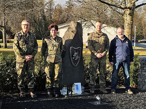 „Die Treue des Tieres ist ein Geschenk das uns verpflichtet“, so die Inschrift auf dem eigens für die verstorbenen Diensthunde errichteten neuen Denkmals: Bezirksvorsitzender Oberstleutnant Michael Schwab (von links), Kommandeurin Oberfeldveterinärin Dr. Esther Schalke, TruKa Vorsitzender Oberstabsfeldwebel Ronny Schlenzig, Standortbeauftragter Oberstabsfeldwebel d.R Winfried Müller. Foto: Silvia Schlicht