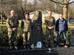 „Die Treue des Tieres ist ein Geschenk das uns verpflichtet“, so die Inschrift auf dem eigens für die verstorbenen Diensthunde errichteten neuen Denkmals: Bezirksvorsitzender Oberstleutnant Michael Schwab (von links), Kommandeurin Oberfeldveterinärin Dr. Esther Schalke, TruKa Vorsitzender Oberstabsfeldwebel Ronny Schlenzig, Standortbeauftragter Oberstabsfeldwebel d.R Winfried Müller. Foto: Silvia Schlicht