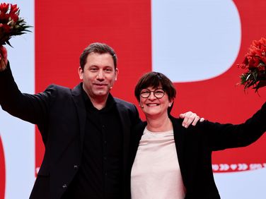 Das neue Duo an der Spitze der SPD: Saskia Esken und Lars Klingbeil. Foto: picture alliance/ASSOCIATED PRESS | Hannibal Hanschke