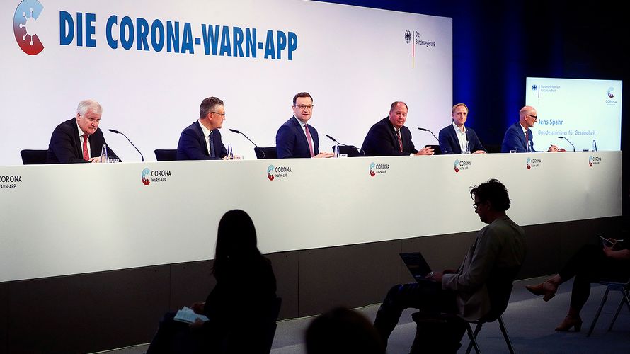 Bundesgesundheitsminister Jens Spahn (M, CDU) spricht bei der Präsentation der offiziellen Corona-Warn-App. Die Bundesregierung setzt auf eine breite freiwillige Nutzung der neuen Warn-App gegen das neuartige Coronavirus. Foto: picture alliance/dpa/Reuters Pool | Hannibal Hanschke