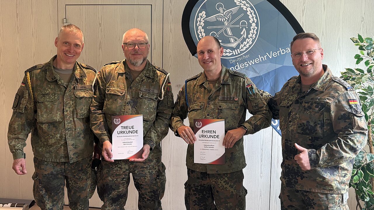 Die beiden Ausgezeichneten, Stabsfeldwebel Bert Kiencke und Stabsunteroffizier Steffen Schröder (zweiter und dritter von links) mit dem Bezirksvorsitzenden Mecklenburg-Vorpommern, Hauptmann Jens Pollok (rechts) und dem Vorsitzenden der TruKa Hagenow, Oberstabsfeldwebel Gerhard Hinz. Foto: Jens Pollok