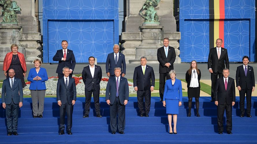 Sie standen schon näher beisammen: Die Staats- und Regierungschefs beim Nato-Gipfel in Brüssel. Foto: dpa