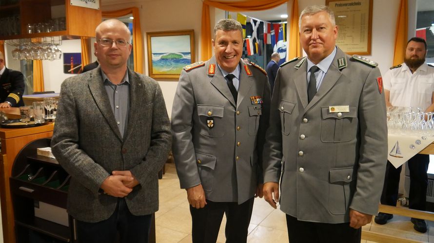 Der Bundestagsabgeordnete Dr. Kristian Klinck (v.l.n.r.), Generalleutnant Markus Laubenthal und Oberst Thomas Behr. Foto: LV Nord