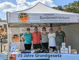 Am Info-Stand: Deborah Kothe, Felix Raake, Nadine Masche, Laura Moeller und Rene Fritsch. Foto: DBwV