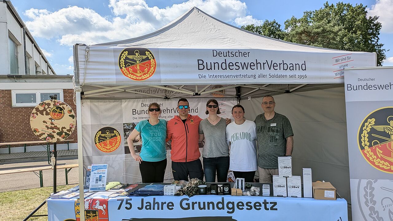 Am Info-Stand: Deborah Kothe, Felix Raake, Nadine Masche, Laura Moeller und Rene Fritsch. Foto: DBwV