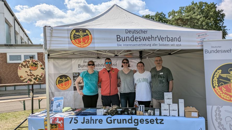 Am Info-Stand: Deborah Kothe, Felix Raake, Nadine Masche, Laura Moeller und Rene Fritsch. Foto: DBwV