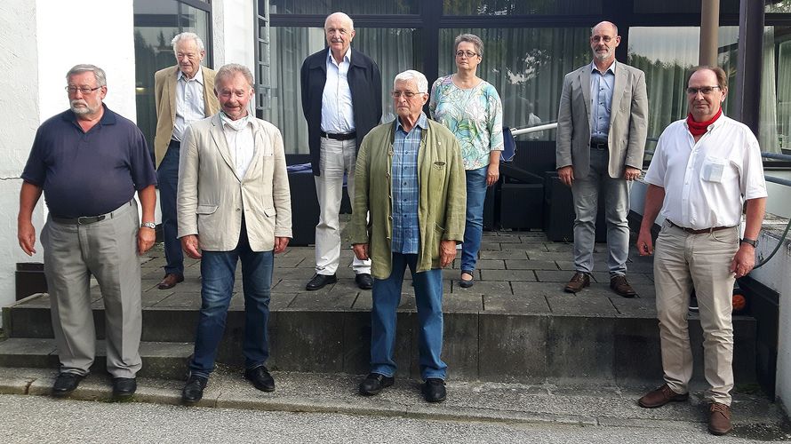 Der Vorstand mit Bernd Elsässer (v.l.), Werner Balazs, Vorsitzendem Martin Gregori, Dr. Norbert Weber, Peter Ferner, Daniela Dick, Olaf Helbing sowie Bezirksvorsitzendem Hans-Walter Teßler. Foto: Privat