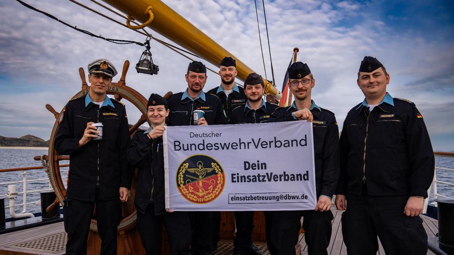 Fregattenkapitän Elmar Bornkessel (links)  mit dem Vorstand der Truppenkameradschaft und deren Vorsitzenden  Oberbootsmann Robin Degner (rechts). Foto: DBwV