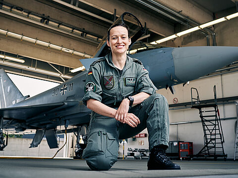 Nicola Winter vor ihrem früheren Arbeitsgerät: dem Kampfjet Eurofighter.