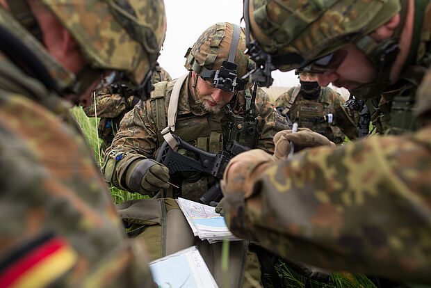 Wird die gute alte Karte bald durch die Hololens-Technik abgelöst? Auch in der Bundeswehr hält man die Brillen für grundsätzlich geeignet Foto: Bundeswehr