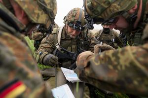 Wird die gute alte Karte bald durch die Hololens-Technik abgelöst? Auch in der Bundeswehr hält man die Brillen für grundsätzlich geeignet Foto: Bundeswehr