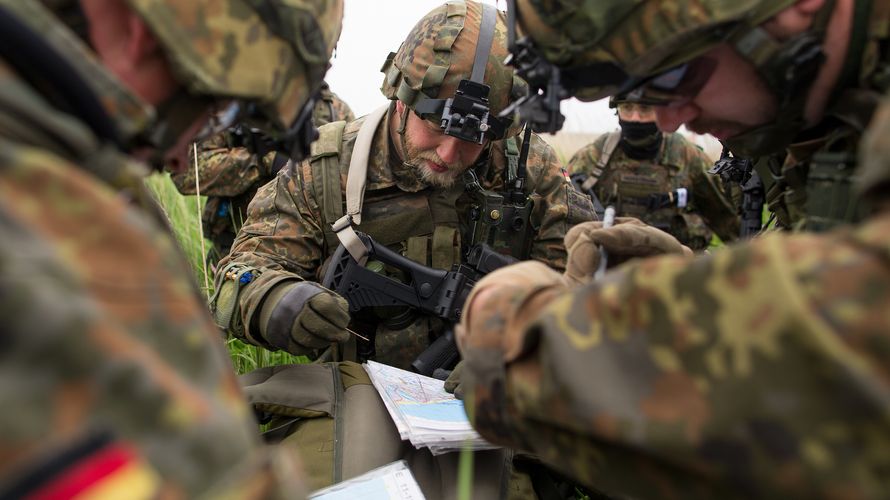 Soldaten bei einer Evakuierungsübung. Manchmal ist ein Stop für die Orientierung angesagt Foto: Bundeswehr