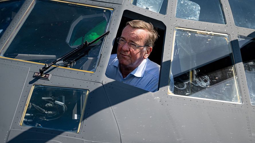 Boris Pistorius beim Antrittsbesuch bei der Luftwaffe. Foto: picture alliance/dpa | Fabian Sommer