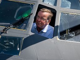 Boris Pistorius beim Antrittsbesuch bei der Luftwaffe. Foto: picture alliance/dpa | Fabian Sommer