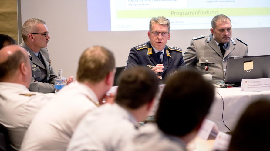 Hauptmann Andreas Steinmetz (2.v.r) sprach eine Reihe aktueller Verbandsthemen an. Rechts daneben Oberstleutnant Josef Rauch, der den Tagungsteilnehmern die DBwV-Struktur näherbrachte Foto: DBwV/Bombeke