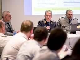 Hauptmann Andreas Steinmetz (2.v.r) sprach eine Reihe aktueller Verbandsthemen an. Rechts daneben Oberstleutnant Josef Rauch, der den Tagungsteilnehmern die DBwV-Struktur näherbrachte Foto: DBwV/Bombeke