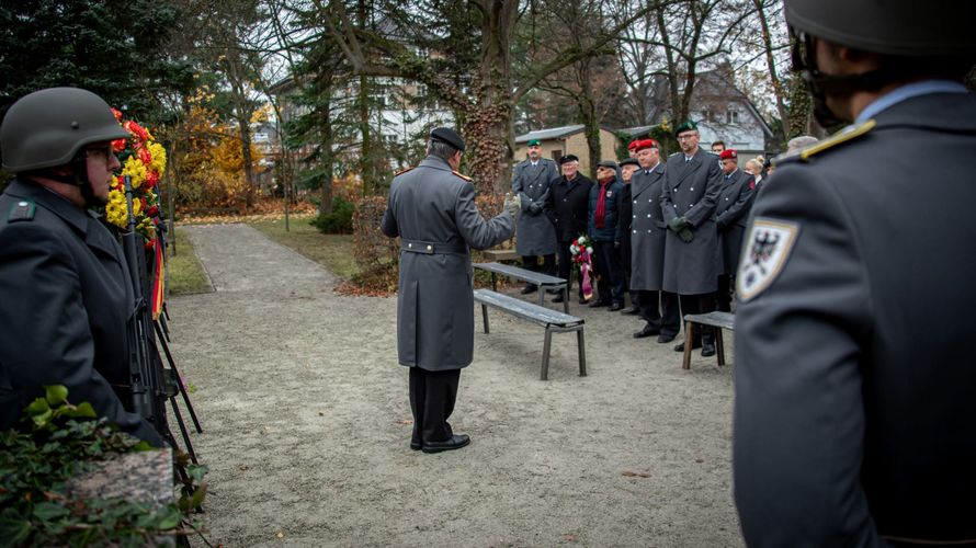 Brigadegeneral Uwe Nerger spricht zu den Teilnehmenden der Gedenkveranstaltung. Foto: PIZ Heer/Marco Dorow