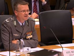 Seine Expertise war bei der öffentlichen Anhörung zur Beschaffung bewaffneter Drohnen im Bundestag gefragt: Der Bundesvorsitzende Oberstleutnant André Wüstner. Screenshot: DBwV