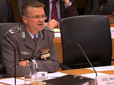 Seine Expertise war bei der öffentlichen Anhörung zur Beschaffung bewaffneter Drohnen im Bundestag gefragt: Der Bundesvorsitzende Oberstleutnant André Wüstner. Screenshot: DBwV