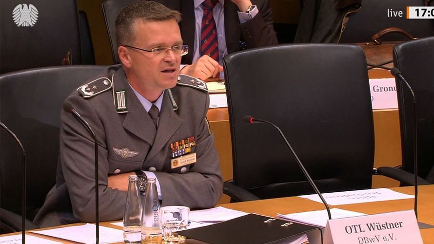 Seine Expertise war bei der öffentlichen Anhörung zur Beschaffung bewaffneter Drohnen im Bundestag gefragt: Der Bundesvorsitzende Oberstleutnant André Wüstner. Screenshot: DBwV