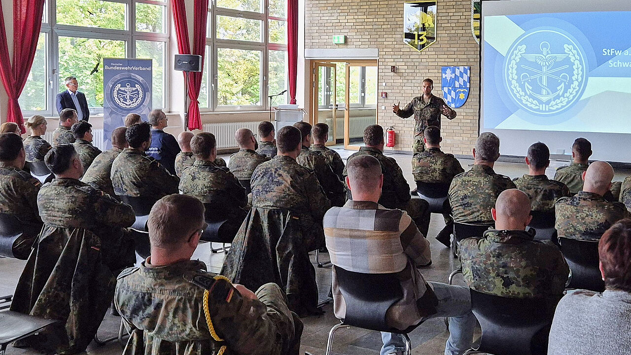 StoKa-Vorsitzender Hauptmann Bernd Link begrüßt die Mitglieder am Standorttag zum Vortrag des stellvertretenden Bundesvorsitzenden Stabsfeldwebel a.D. Thomas Schwappacher. Foto: Roland Stengl