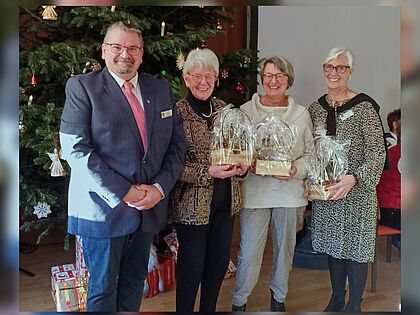 Bei der Jahresabschlussfeier der KERH Kaufbeuren erhielten Helga Firla (v.l.), Gabriele Krömer und Gertrud Gellings ein besonderes Dankeschön für ihre Einsatz vom Vorsitzenden Friedel Wegner. Foto: WE