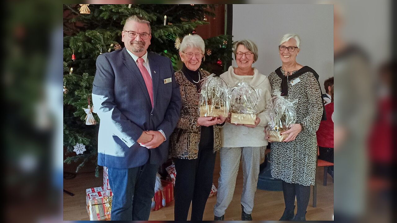Bei der Jahresabschlussfeier der KERH Kaufbeuren erhielten Helga Firla (v.l.), Gabriele Krömer und Gertrud Gellings ein besonderes Dankeschön für ihre Einsatz vom Vorsitzenden Friedel Wegner. Foto: WE