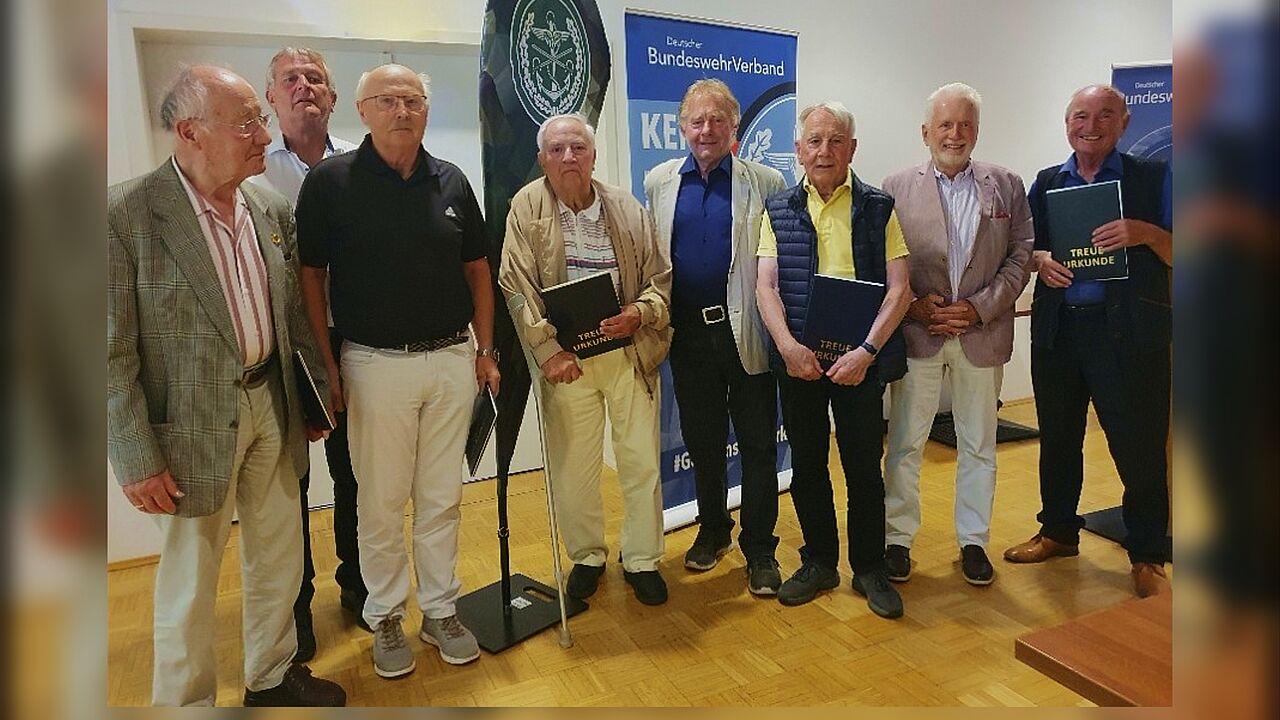 Bei der Feierstunde der KERH Starnberg-Tutzing-Weilheim zum 70-jährigen Jubiläum des DBwV geehrte Mitglieder, die mit ihrer jahrzehntelangen Treue zum Verband dessen Erfolgsgeschichte begleitet und mitgeschrieben haben. Foto: Martin Gregori