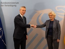 Nato-Generalsekretär Jens Stoltenberg war am Dienstag zu Gast bei Verteidigungsministerin Christine Lambrecht. In einem Interview sprach Stoltenberg von der "echten gefahr eines militärischen Konfliktes in Europa". Foto: Nato